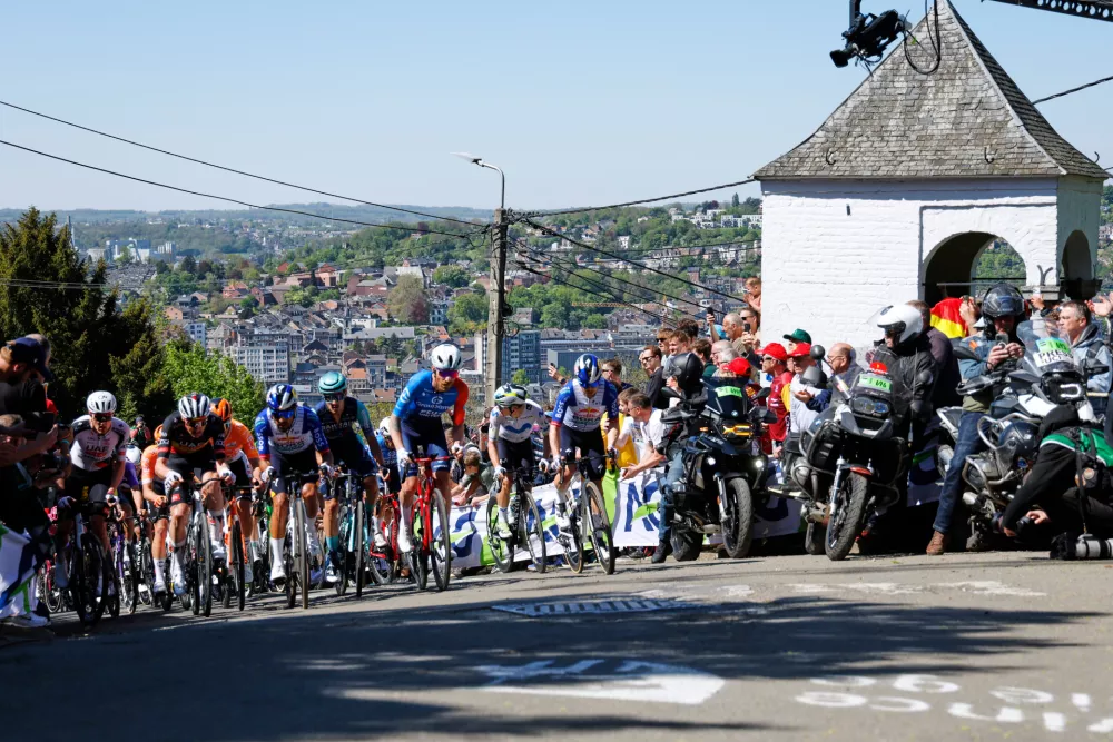 The pack climbs climb Mur de Huy, (Wall of Huy), during the Belgian cycling classic Fleche Wallonne (Walloon Arrow), in Huy, Belgium, Wednesday, April 22, 2026. (AP Photo/Geert Vanden Wijngaert)