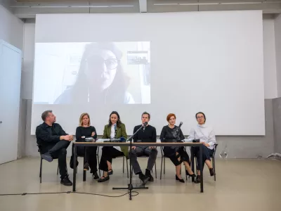 Ljubljana, avditorij Moderne galerije.Novinarska konferenca pred odprtjem paviljona Slovenije na 61. umetnostni razstavi La Biennale di Venezia.