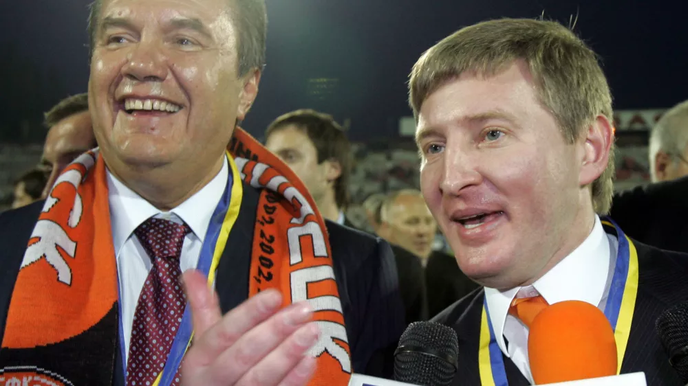 President of Shakhtar Donetsk Rinat Akhmetov (R) and former Ukrainian Prime Minister and main opposition leader Viktor Yanukovich answers journalists' questions during a news conference after the Ukrainian soccer championship final match against Dynamo Kiev in Kriviy Rih May 14, 2006. Shakhtar Donetsk won 2-1.  REUTERS/Gleb Garanich