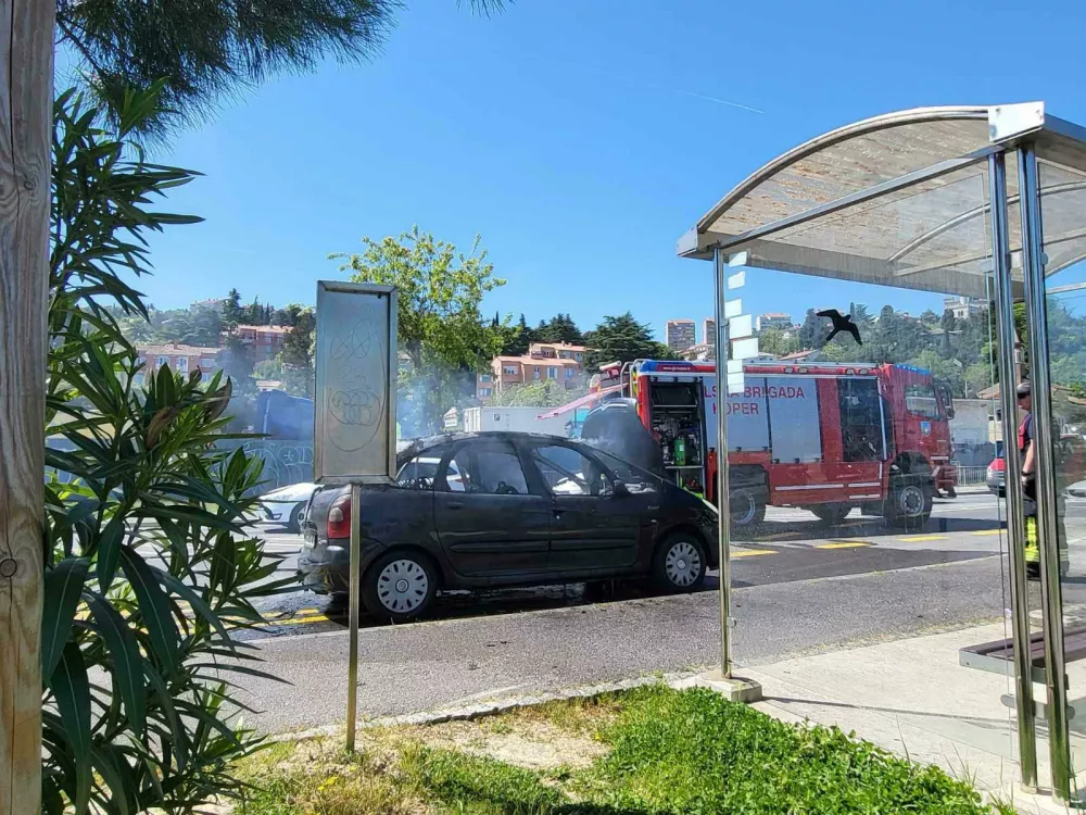 V sredi&scaron;ču Kopra zgorel avtomobil, požar. Koper. Foto: Katja Gle&scaron;čič