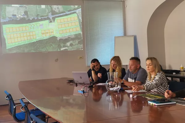 Žrebanje 45 novopečenih koprskih vrtičkarjev iz steklene posode na občini. Foto: Katja Gle&scaron;čič