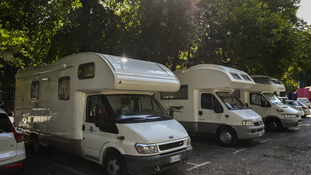 - parkiri&scaron;če Tivoli II - postajali&scaron;če za avtodome PZA- 09.08.2022 - Prenočevanje avtodomarjev v Ljubljani &ndash; postajali&scaron;če za avtodome (PZA) - avtodom - turisti - //FOTO: Nik Erik Neubauer