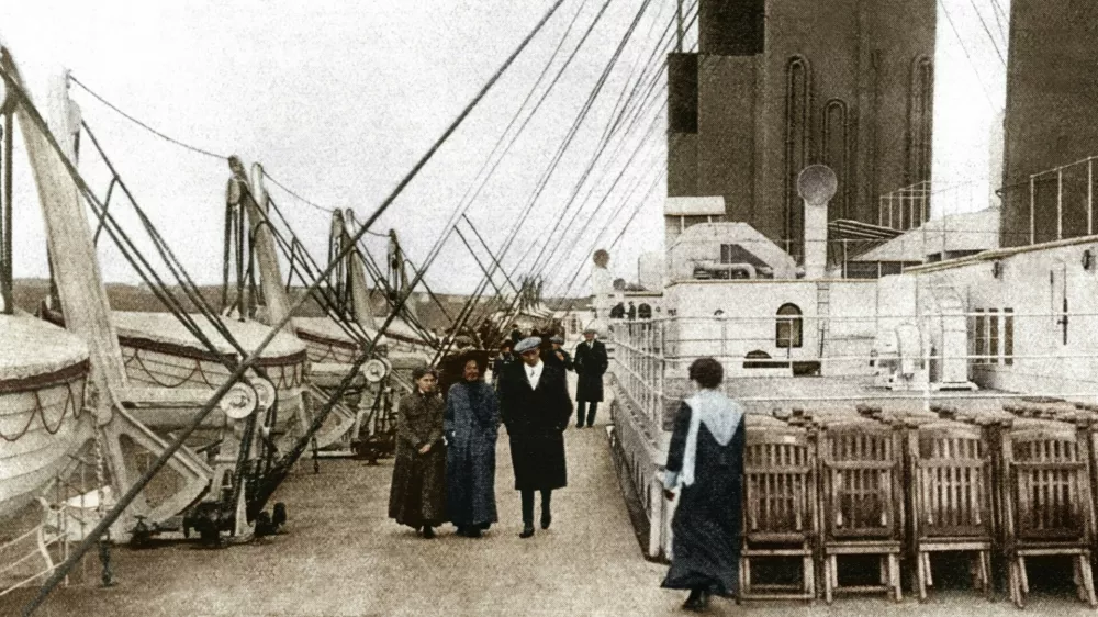 Paluba, po kateri so se sprehajali najpremožnej&scaron;i. Na levi so vidni re&scaron;ilni čolni, ki jih ni bilo dovolj. / Foto: Profimedia