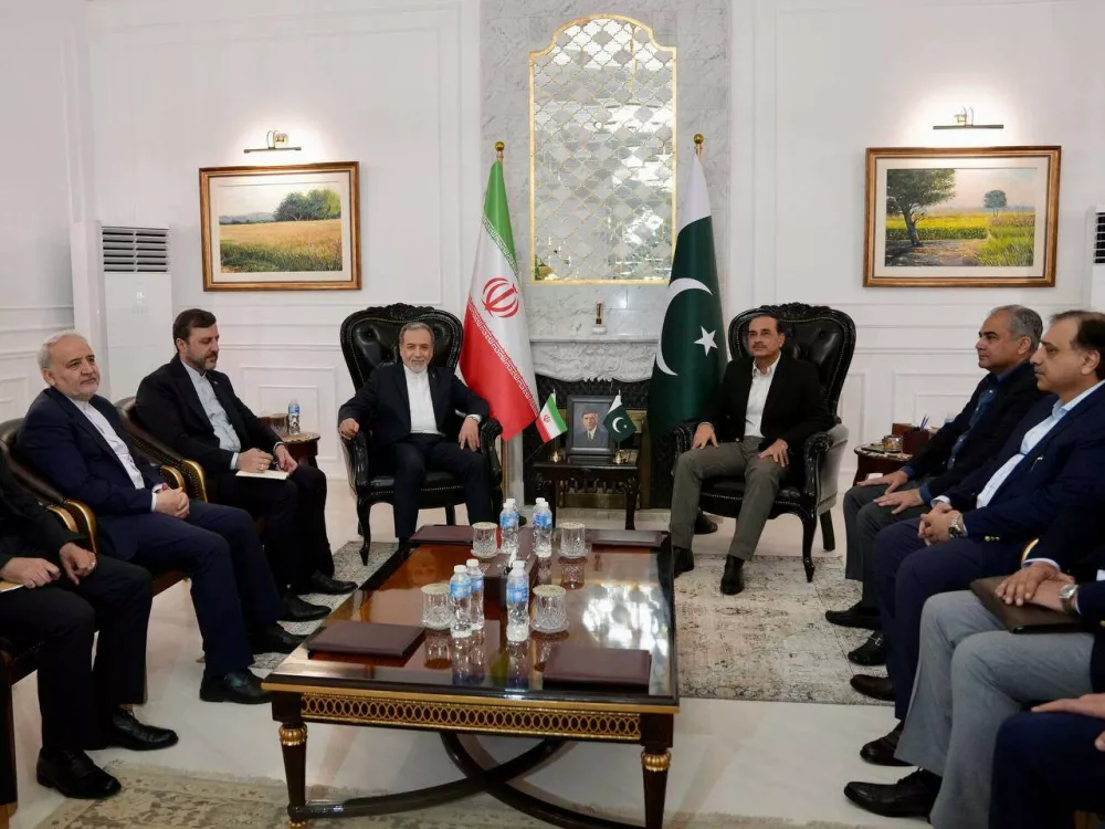In this photo released by the Iranian Foreign Ministry, Iranian Foreign Minister Abbas Araghchi, center left, and his delegation meet with Pakistan's Army Chief Field Marshal Asim Munir, center right, and Pakistani delegation in Islamabad, Pakistan, Saturday, April 25, 2026. (Iranian Foreign Ministry via AP)