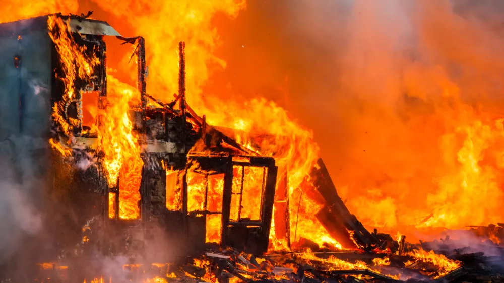 Mnoge hi&scaron;e so bile narejene iz lesa in papirja ter so v ognju popolnoma izginile. Slika je simbolična.