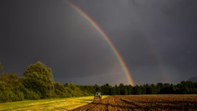 simboličana fotografija, kmetijstvo, obdelava zamlje, oranje, traktor.- 11.06.2021 - Mavrica nad ljubljanskim barjem- NEVIDNA LJUBLJANA //FOTO: Bojan Velikonja