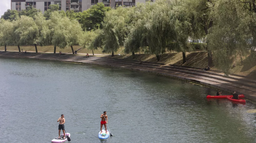 - 23.06.2022 - Ljubljanica, vročina, supanje //FOTO: Jaka Gasar