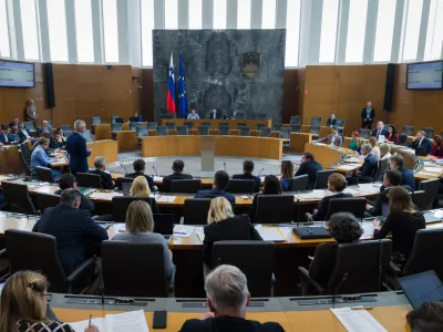 Ljubljana, DZ.Izredna seja DZ, na kateri obravnavajo predlog sprememb zakona o vladi ter predlog zakona o ukrepih pri dolgotrajni oskrbi in zacasni podpori izvajalcem institucionalnega varstva.