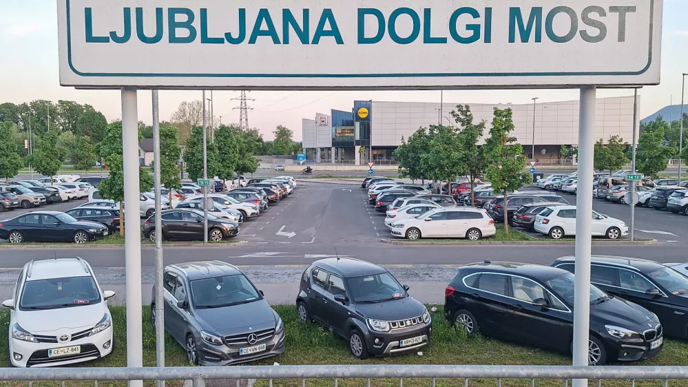 27.04.2026. Prezasedeno parkiri&scaron;če P+R Dolgi most. Kazniza nepravilnoparkiranje Bojan Velikonja