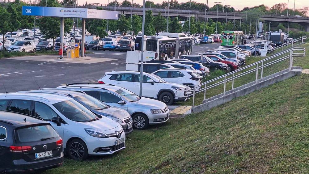 27.04.2026. Prezasedeno parkiri&scaron;če P+R Dolgi most. Kazniza nepravilnoparkiranje Bojan Velikonja