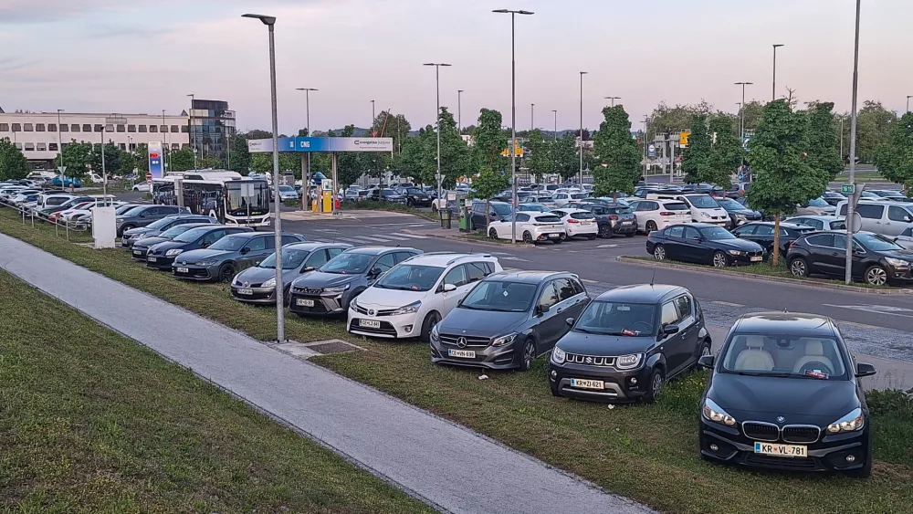 27.04.2026. Prezasedeno parkiri&scaron;če P+R Dolgi most. Kazniza nepravilnoparkiranje Bojan Velikonja