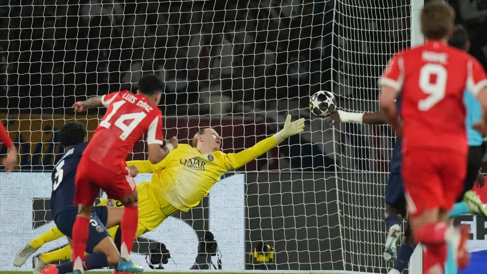 Bayern's Luis Diaz scores his side's fourth goal against PSG's goalkeeper Matvey Safonov during the Champions League semifinal first leg soccer match between Paris Saint-Germain and Bayern Munich in Paris, Tuesday, April 28, 2026. (AP Photo/Christophe Ena)