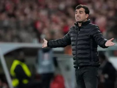FILE - Toulouse's head coach Carles Martinez Novell gestures during the Europa League playoff first leg soccer match between SL Benfica and Toulouse FC at the Luz stadium in Lisbon, Thursday, Feb. 15, 2024. (AP Photo/Armando Franca, file)