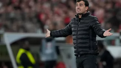 FILE - Toulouse's head coach Carles Martinez Novell gestures during the Europa League playoff first leg soccer match between SL Benfica and Toulouse FC at the Luz stadium in Lisbon, Thursday, Feb. 15, 2024. (AP Photo/Armando Franca, file)