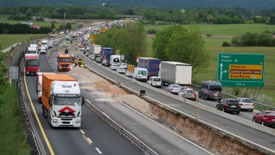 Na območju delovne zapore mimo Postojne se je v dobrih dveh mesecih zgodilo 59 prometnih nesreč in še 18 manjših oplaženj med vozili. / Foto: Nataša Bucik Ozebek