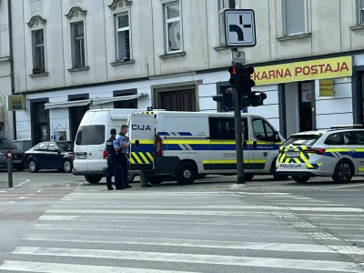 27-letna ženska je umrla nasilne smrti, policija je aretirala sedem let mlaj&scaron;ega mo&scaron;kega, s katerim naj bi bila kraj&scaron;i čas v zvezi. 