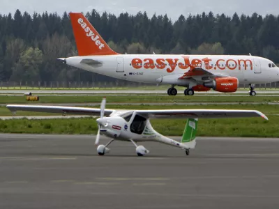 pilot Matevž Lenarčič ob vrnitvi s poti okoli sveta in v ozadju letalo družbe easyJet- prihod pilota Matevža Lenarčiča na Brnik kateri je uspe&scaron;no s Pipistrelovim letalom virus SW 914 sklenil polet okoli sveta//FOTO: Tomaž Skale
