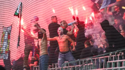 Navijaški izgredi na tekmah Olimpije in Maribora niso nič novega. Prizor s tribun na tekmi marca letos v Ljubljani. / Foto: Bojan Velikonja