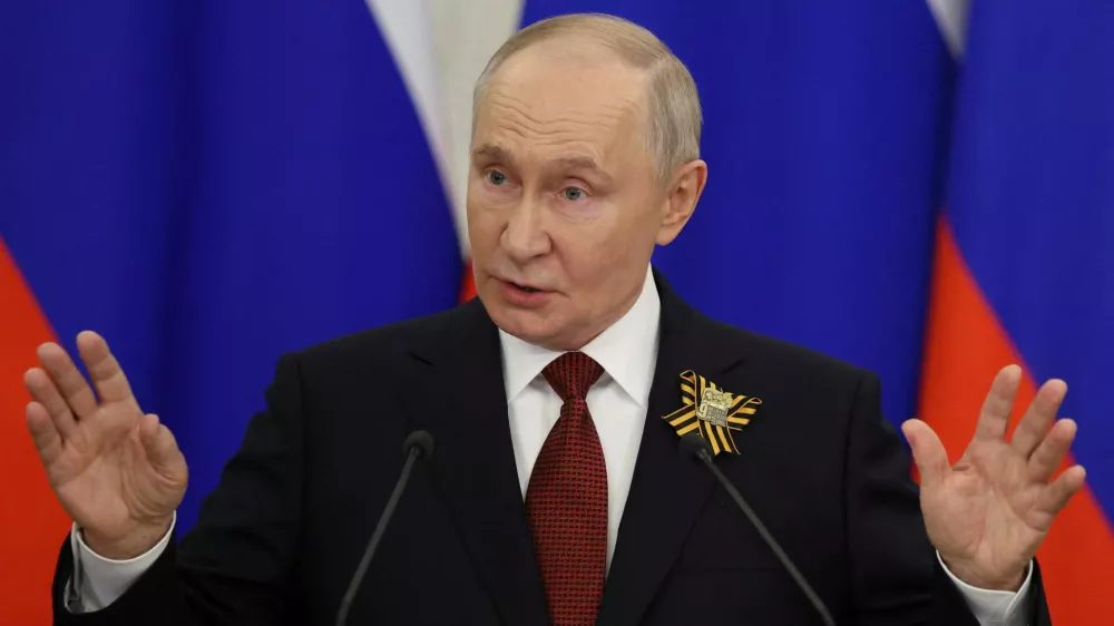 Ruski predsednik Vladimir Putin med govorom ob dnevu zmage na tiskovni konferenci v&nbsp;Moskvi 9. maja. Foto: Reuters/Ramil Sitdikov/Pool