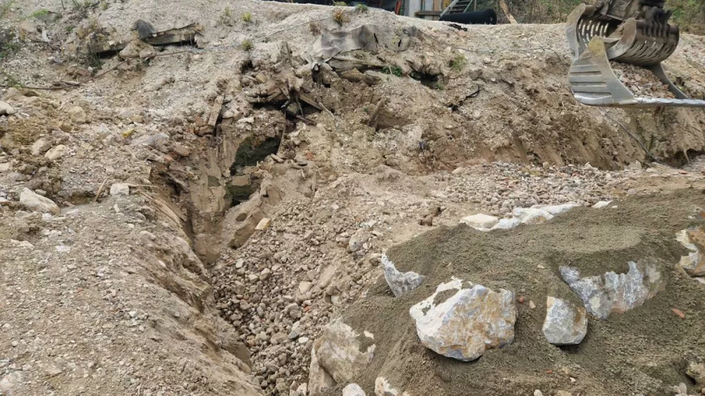 V Lani&scaron;ah se nadaljuje odvoz materiala iz plazu in oblikovanje odlomnih robov na zgornjem plazu, poteka izvedba drenaž. Foto: Občina Kamnik