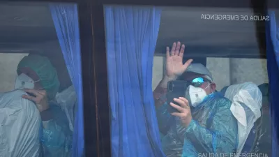 Potnik na avtobusu po izkrcanju s križarke MV Hondius v pristanišču Granadilla na Kanarskih otokih v Španiji. /  Foto: AP