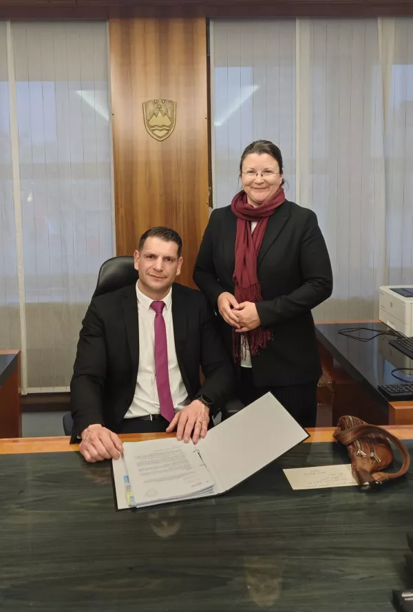 Katja Kokot poslanka Resni.ce in Zoran Stevanović, novi predsednik Državnega zbora. Poznavalci mode trdijo, da je Stevanovič tudi s torbico za okoli pasu (na sliki desno), dokazal, da se ru&scaron;ijo tabuji in prihajajo novi časi. 