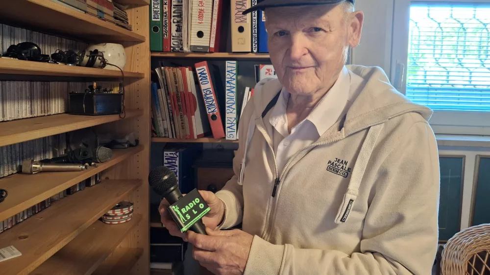 Matjaž Brojan pred mikrofonom / Foto: Meta Černoga