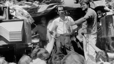 - Janez Jan&scaron;a in Igor Bavčar (predsednik tedanjega odbora za varstvo človekovih pravic),fotografirano 27.07.1988 /Ro&scaron;ka - FOTO: Tomaž Skale --------------------------------------------------------------------------------- - Proces proti četverici JBTZ - sodni proces in politična afera v Sloveniji v prelomu 80. in 90. let 20. stoletja.- Služba državne varnosti (SDV) in Protiobve&scaron;čevalna služba Jugoslovanske ljudske armade (KOS) sta aretirali tri novinarje tednika Mladina (Janeza Jan&scaron;o, Davida Tasića in Francija Zavrla) in zastavnika JLA Ivana Bor&scaron;tnerja zaradi izdaje voja&scaron;ke skrivnosti.- 31. maja 1988 - aretiran Janez Jan&scaron;a - 1. junija 1988 je bil prepeljan na Metelkovo v zapor poveljstva Ljubljanskega armadnega območja.- 3. junija 1988 ustanovljen Odbor za varstvo človekovih pravic, ki je protestiral proti temu procesu, sodbi na voja&scaron;kem in ne na civilnem sodi&scaron;ču,- 30. junija 1988 je Živko Mazić vložil obtožnico proti četverici in predlagal pripor do konca sojenja.- Konec julija je senat voja&scaron;kega sodi&scaron;ča spoznal vse &scaron;tiri za krive in vsem izrekel zaporno kazen: Bor&scaron;tner 4 leta, Jan&scaron;a in Zavrl 18 mesecev ter Tasić 5 mesecev.- Oktobra 1988 je Vrhovno voja&scaron;ko sodi&scaron;če JLA potrdilo sodbo ljubljanskega voja&scaron;kega sodi&scaron;ča, pri čemer je Tasiću povečalo kazen na 10 mesecev. Zaradi &scaron;tevilnih protestov s strani Odbora in množičnih demonstracij so avgusta 1989 pogojno izpustili Jan&scaron;o, za njim pa &scaron;e ostale tri.//FOTO: Tomaž SkaleOPOMBA: ZA OBJAVO V ČASOPISU DNEVNIK / Foto: Tomaž Skale