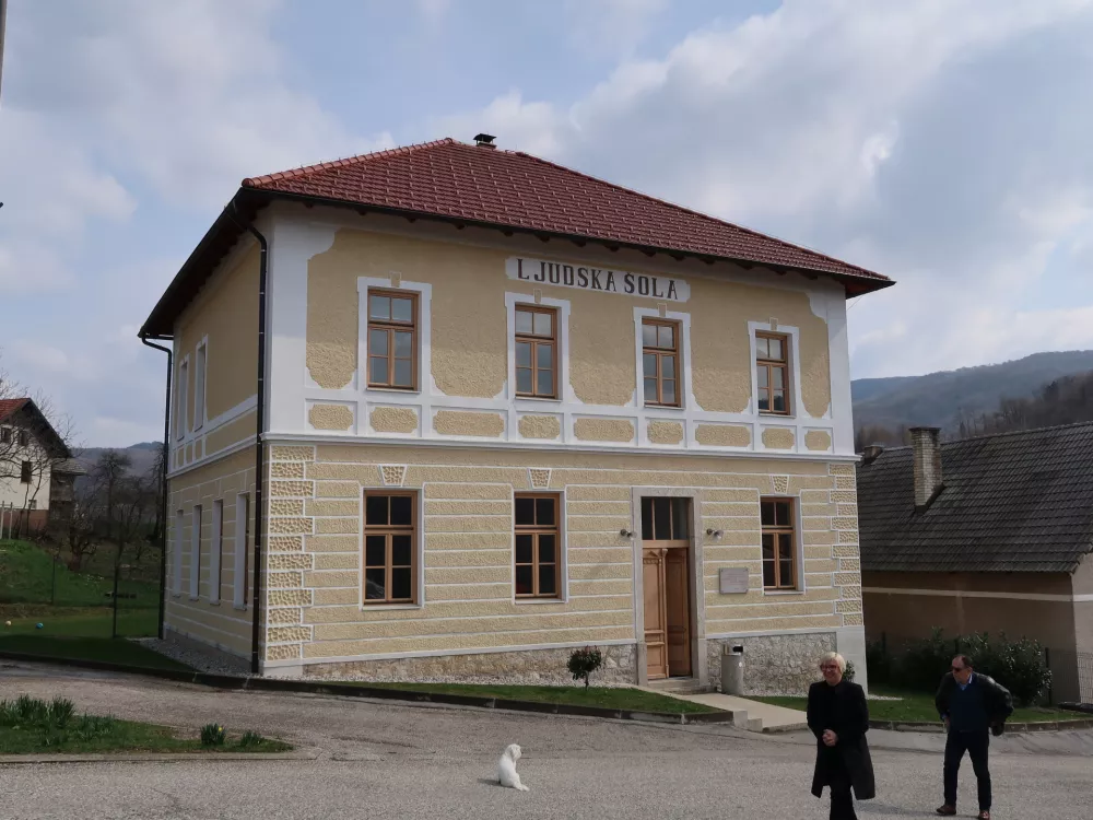 Črneča vas na Dolenjskem, občina Kostanjevica na Krki, obnovljena stara &scaron;ola / Foto: Nata&scaron;a Bucik Ozebek
