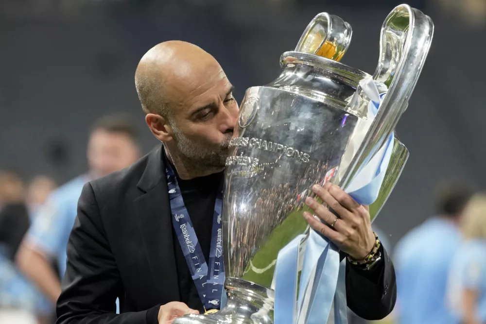 Manchester City's head coach Pep Guardiola kisses the trophy after winning the Champions League final soccer match between Manchester City and Inter Milan at the Ataturk Olympic Stadium in Istanbul, Turkey, Sunday, June 11, 2023. Manchester City won 1-0. (AP Photo/Francisco Seco) / Foto: Francisco Seco