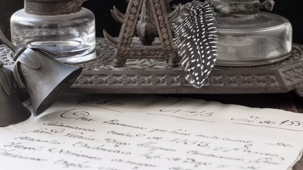 16th century manuscript and writing utensils / Foto: Juanorihuela Getty Images/istockphoto