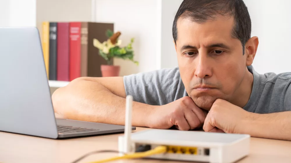 Shot of a mature businessman angry at his modem at work. / Foto: Cunaplus_m.faba Getty Images/istockphoto