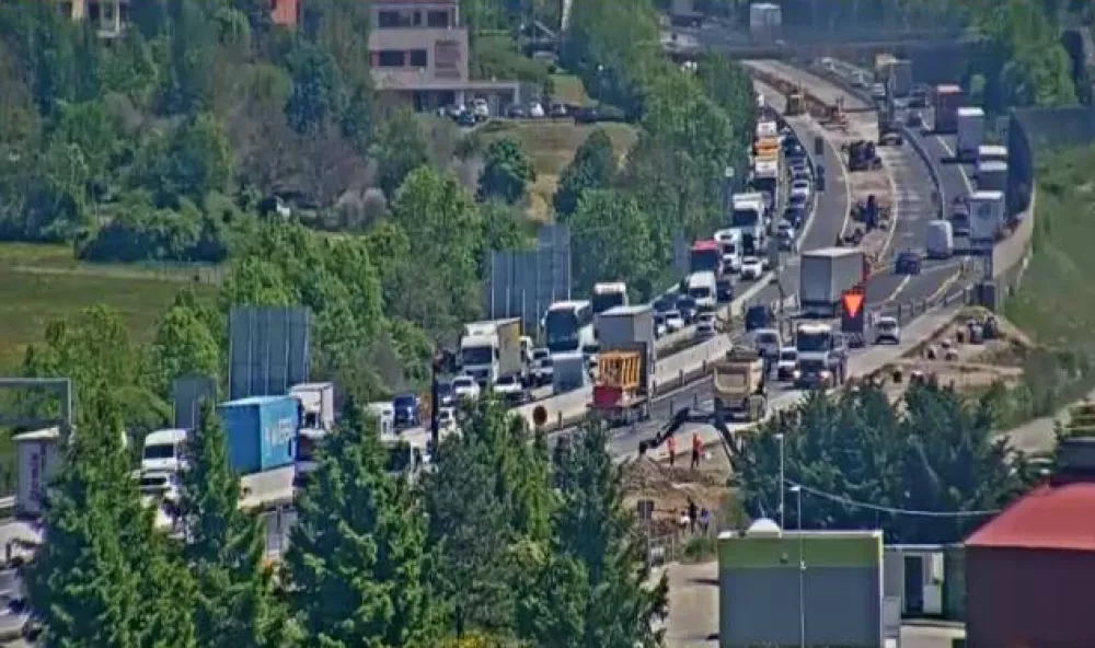 Gneča na primorski avtocesti. Foto: Dars