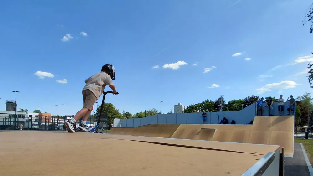 Skejt park v Savskem naselju je po oceni nekdanjega profesionalnega skateboarderja ustrezno obnovljen, pri čemer gre za klasično prenovo z zamenjavo materialov in izbolj&scaron;avo obstoječega objekta. Foto: Vesna Levičnik