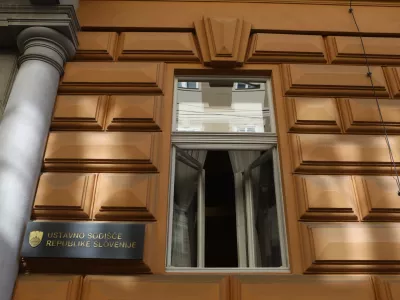 21.5.2026 - Ustavno sodi&scaron;če - vabimo vas na izjavo poslank Svobode Tereze Novak in Lucije Tacer Perlin. Poslanki bosta podprli Darka Nikolovskega, ki bo zaradi vpliva tujih obve&scaron;čevalnih služb, zaradi česar je bila kr&scaron;ena pravica do svobodnih volitev, vložil ustavno pritožbo.zjava poslank in vlagatelja bo danes, 21. 5. 2026, ob 9.00 pred vhodom na sedež Ustavnega sodi&scaron;ča RS (Beethovnova ulica 10).Foto: Luka Cjuha
