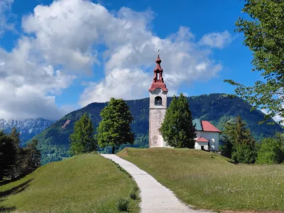 Ko stopi&scaron; proti robu planote pri cerkvici svetega Ivana, se pogled nenadoma odpre proti Kojci, Poreznu in Bohinjsko-Tolminskim goram. 