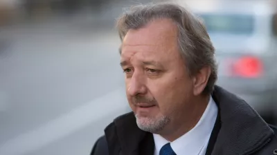 Nekdanji veleposlanik v Avstraliji Milan Balažic pred MZZ, medijem predstavil poročilo o okoliščinah odpoklica, ki ga je prejel od KPK, - 12.01.2016 pred Ministrstvom za zunanje zadeve (MZZ) - predstavitev zaključnih ugotovitev Komisije za preprečevanje korupcije (KPK) v primeru Tajna diplomacija, ki se nanaša na dejavnost preiskovancev zunanjega ministra Karla Erjavca, bivše premierke Alenke Bratušek ter odpoklic Milana Balažica z veleposlaniškega mesta v Avstraliji;//FOTO: Maja Marko