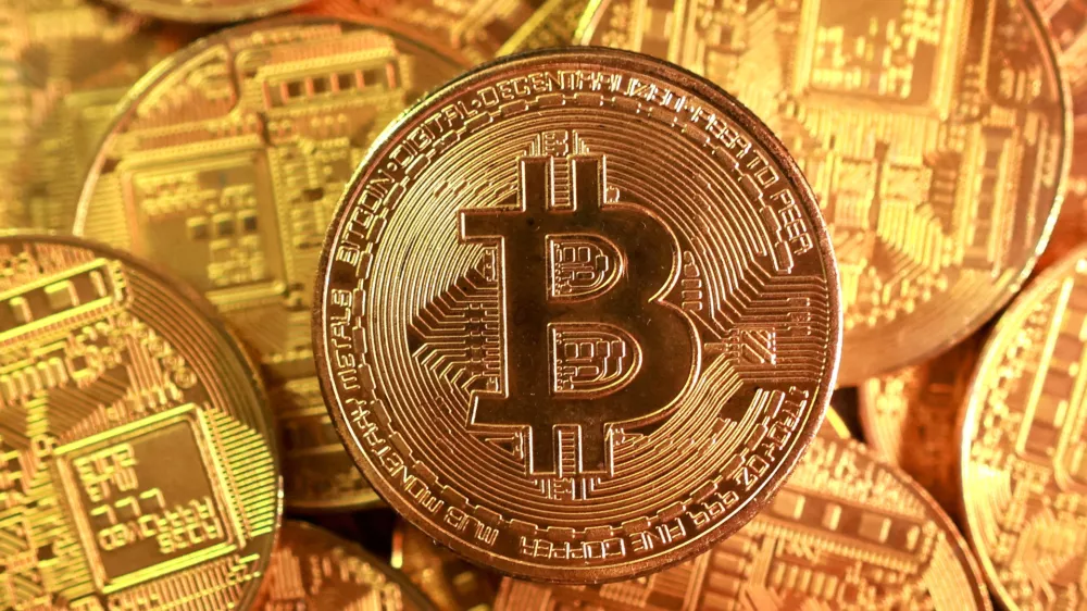 FILE PHOTO: Representation of Bitcoin cryptocurrency in this illustration taken September 10, 2025. REUTERS/Dado Ruvic/Illustration/File Photo