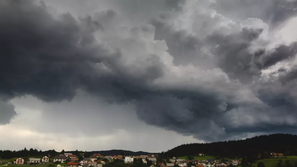 Nad slovenijo se zgrinjajo dramatični oblaki. Slika je simbolična. / Foto: Istock