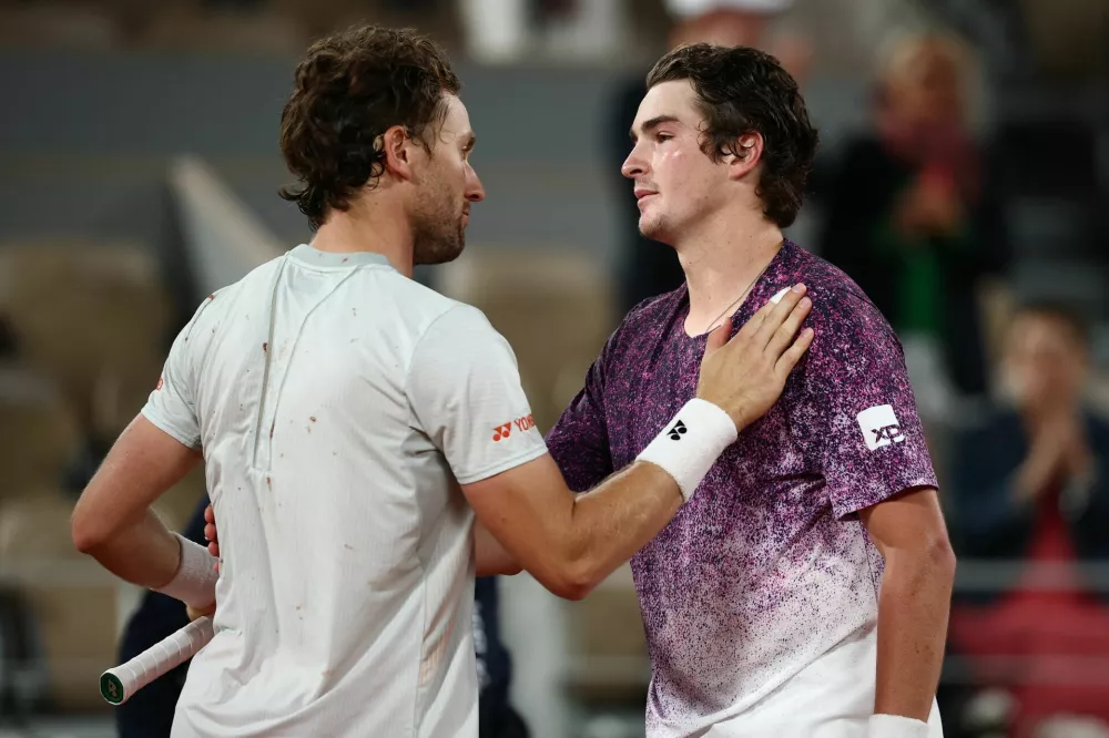 Tennis - French Open - Roland Garros, Paris, France - June 1, 2026 Brazil's Joao Fonseca with Norway's Casper Ruud after winning his fourth round match REUTERS/Guglielmo Mangiapane