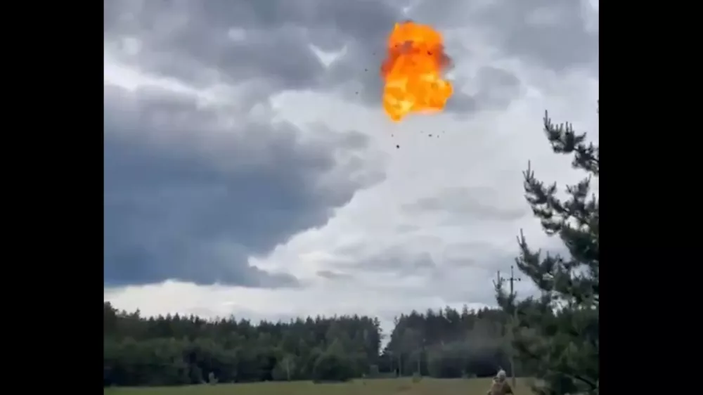 Ukrajinski vojak je s pu&scaron;ko uspel sestreliti ruski dron &scaron;ahed.