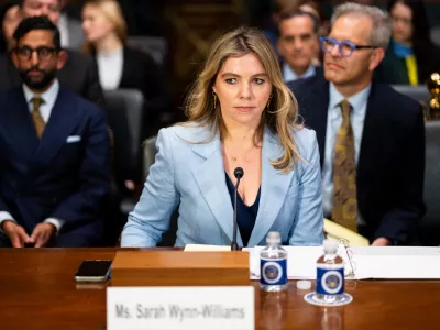 Sarah Wynn-Williams, nekdanja direktorica za globalno javno politiko pri Facebooku, je prispela na zasli&scaron;anje v pravosodnem pododboru senata za kriminal in boj proti terorizmu na temo "Čas za resnico: nadzor nad zunanjimi odnosi in predstavitvami Mete kongresu Združenih držav" v stavbi senata Dirksen v sredo, 9. aprila 2025. (Bill Clark/CQ-Roll Call, Inc prek Getty Images)