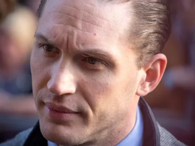 Tom Hardy postaja vse bolj zoprn, soigralci ga kritizirajo, producenti se ga želijo znebiti.