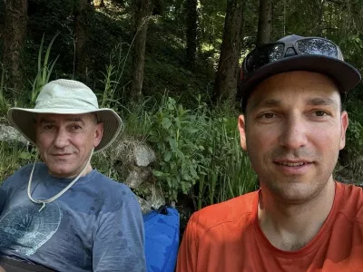 Po burnih dnevnih sestavljanja svoje četrte vlade se je Janez Jan&scaron;a sinom Žanom spustil čolnom po Krki. in posnel nekaj fotografij. 
