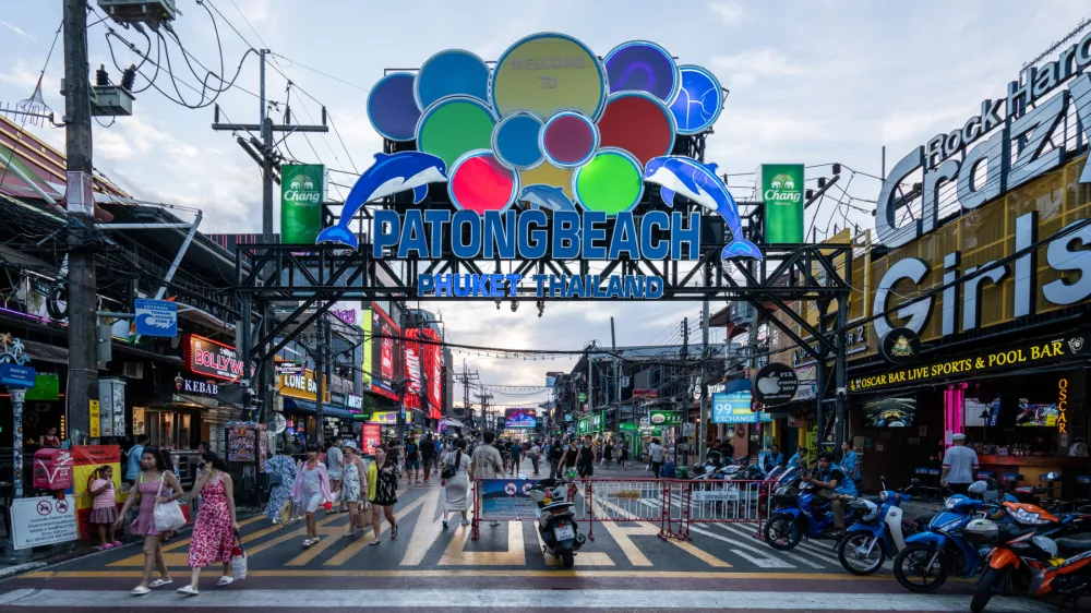 Patong je priljubljena destinacija na Phuketu. Turizem privablja tak&scaron;ne in drugačne ljudi.