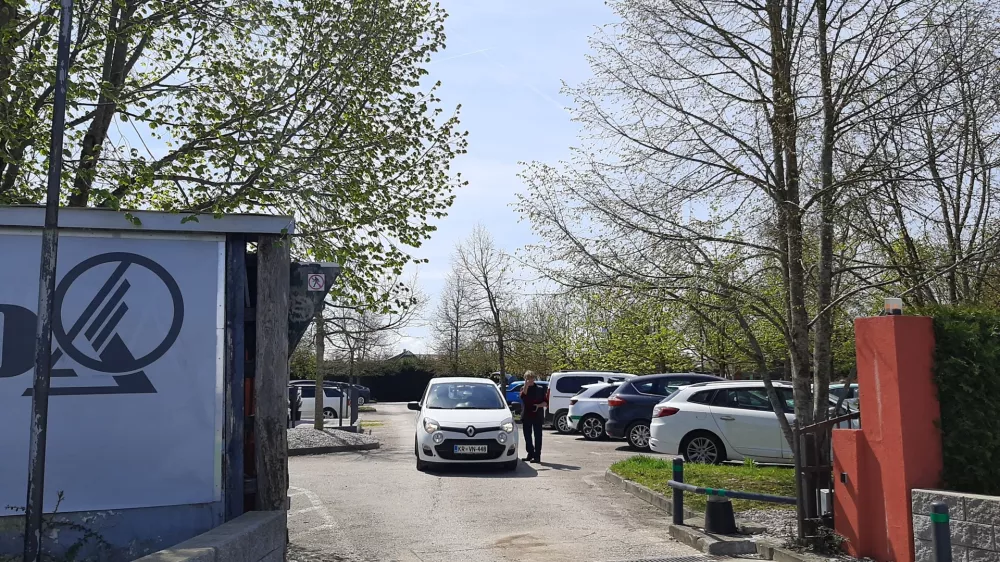 In&scaron;pekcijski pingpong v nekdanji Lipi: Zava&scaron;nikovi &scaron;e naprej služijo na sporni parceli