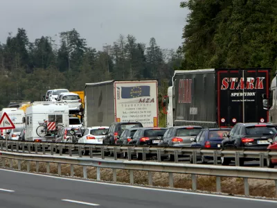 - 25.9.2014 - Primorska avtocesta - prometni zastoj - kolone vozil zaradi obnovitvenih del na primorski avtocesti pri Uncu //FOTO: Tomaž Skale