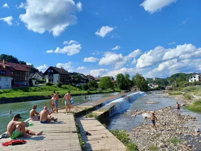 Kopanje na Poljanski Sori je nevarno