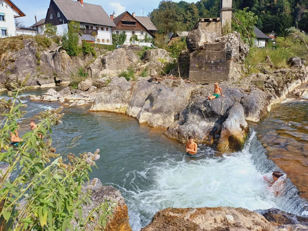 Kopanje na Poljanski Sori je nevarno