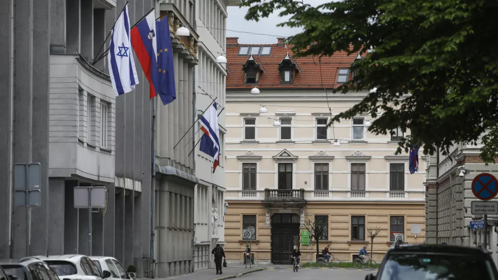- izraelska, slovenska in evropska zastava na poslopju slovenske vlade - 15.05.2021 &ndash; Vlada Republike Slovenije - izobe&scaron;ena zastava Izraela na pročelju poslopja vlade v znak solidarnosti z Izraelom - Gregorčičeva ulica //FOTO: LUKA CJUHA.